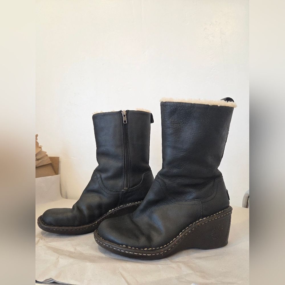 UGG Hartley Boots Mid Calf Black Sheepskin Leather Sherpa Lined Wedge Heel 8